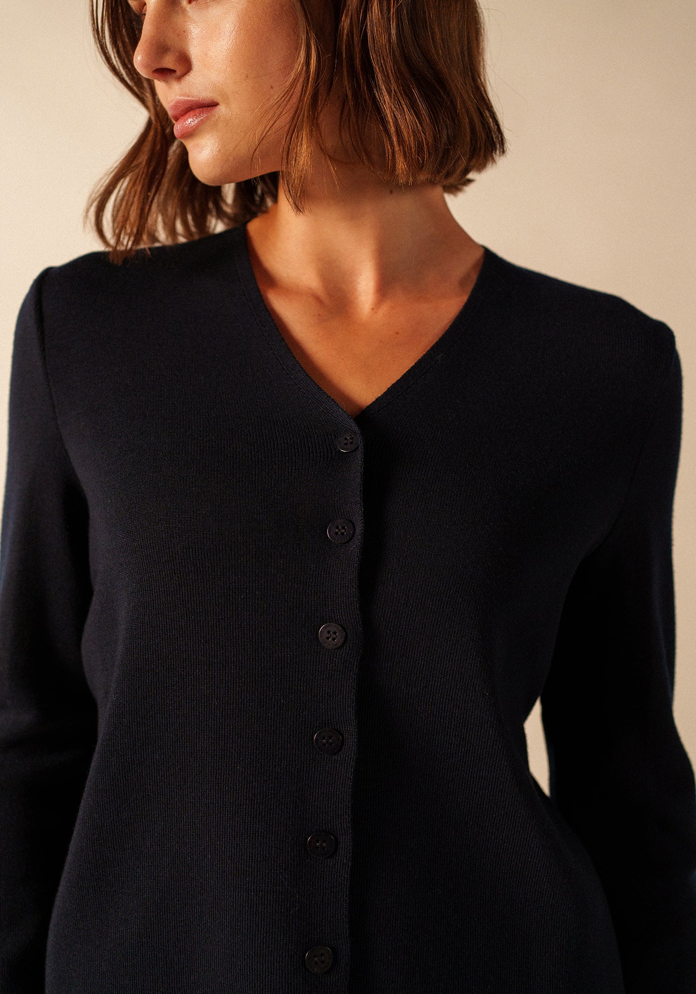 Brevands V-Neck Cardigan (NAVY)