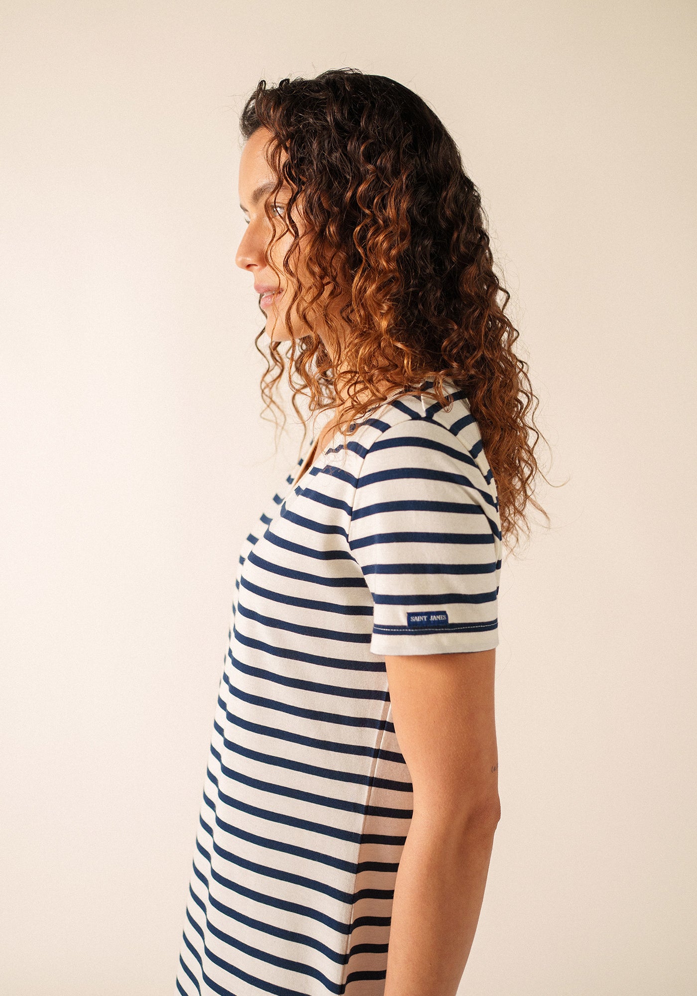 EZE - Midi Dress with High V-Neck and Side Buttons  | Light Soft Cotton (ECRU / NAVY)