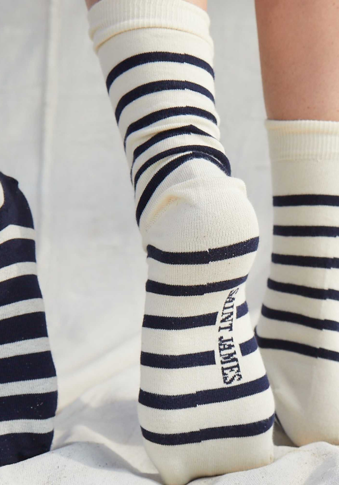 Pieds Raye Striped Socks (NAVY / ECRU)