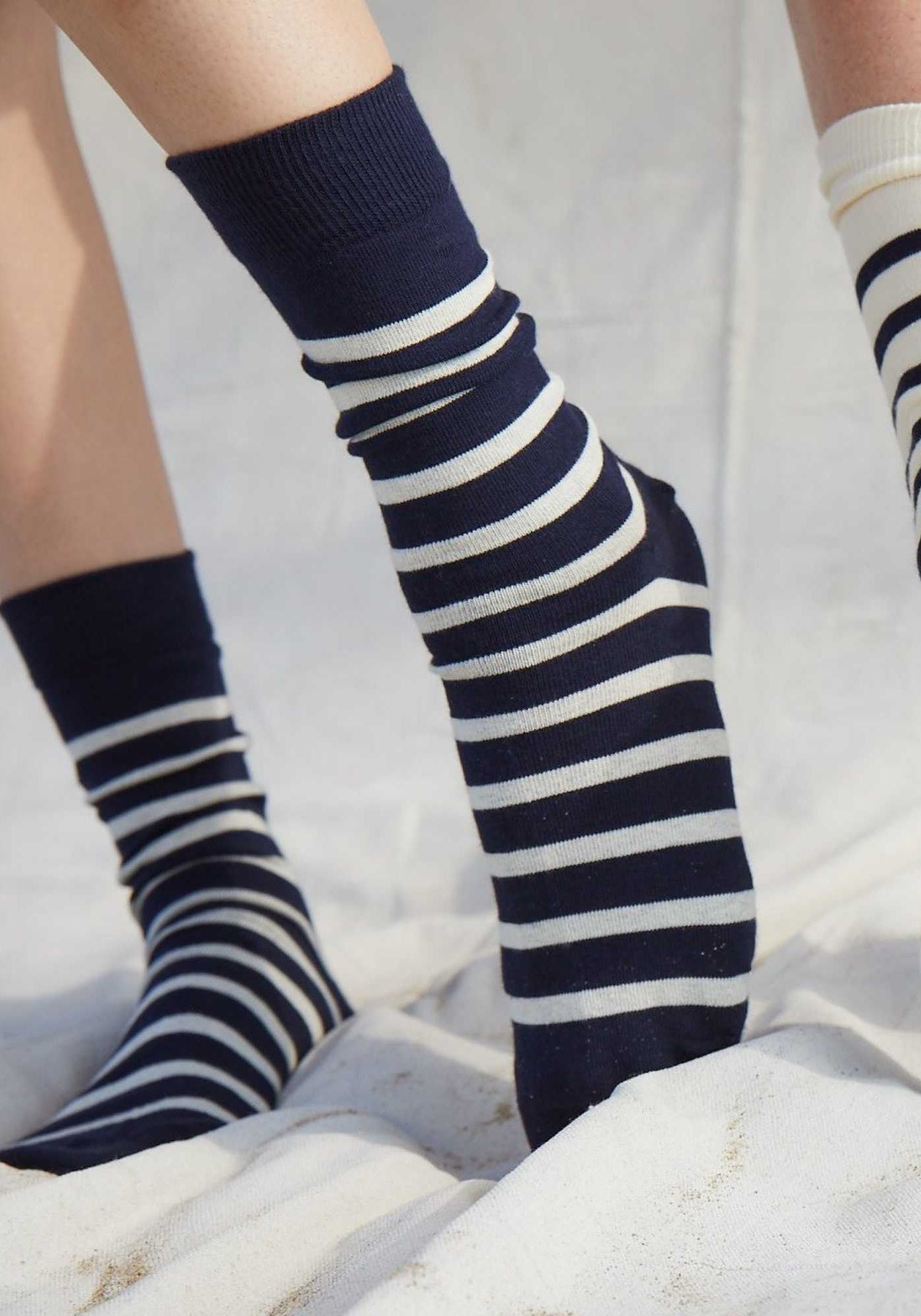 Pieds Raye Striped Socks (NAVY / ECRU)