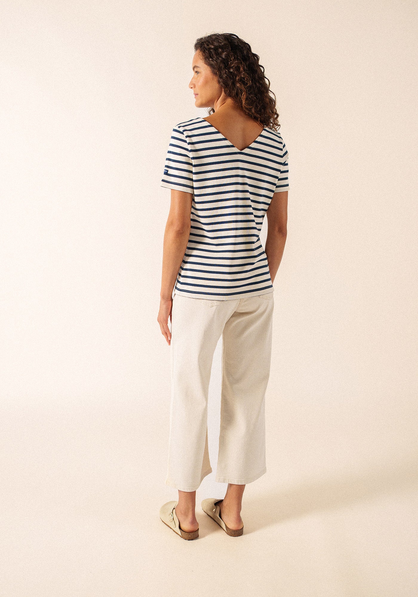 Agon V-Neck T-Shirt (ECRU / NAVY)