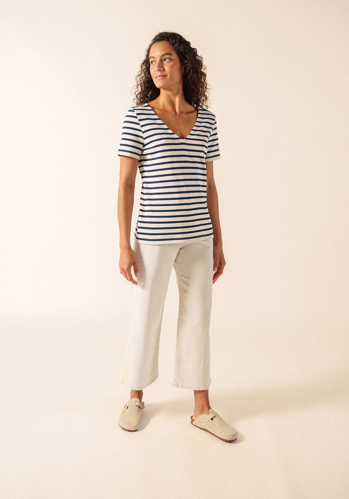 Agon V-Neck T-Shirt (ECRU / NAVY)