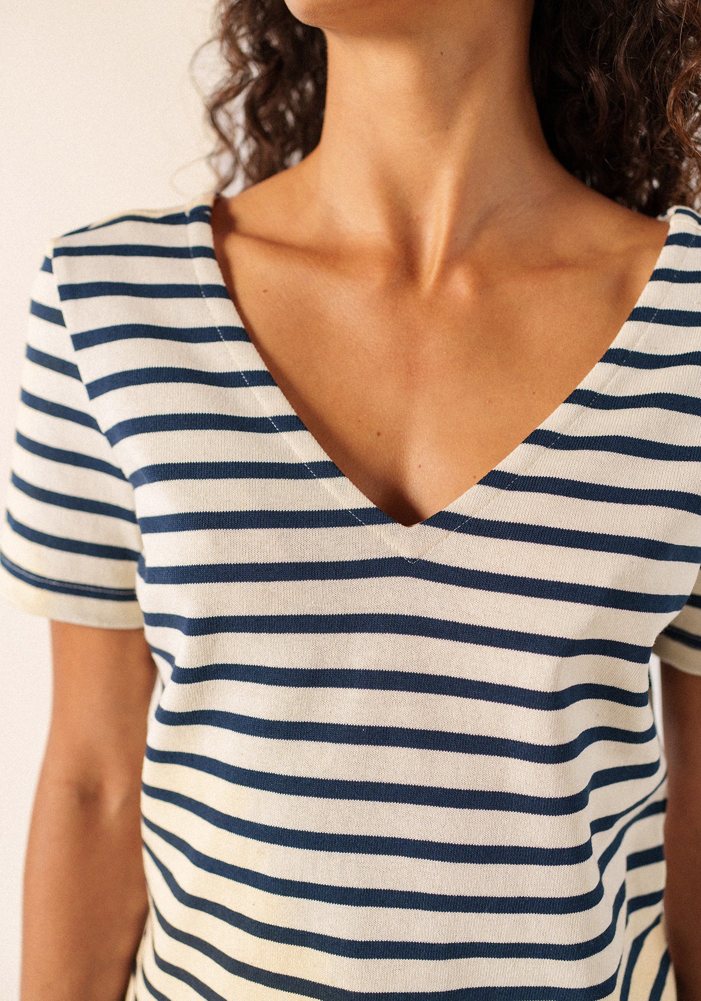 Agon V-Neck T-Shirt (ECRU / NAVY)