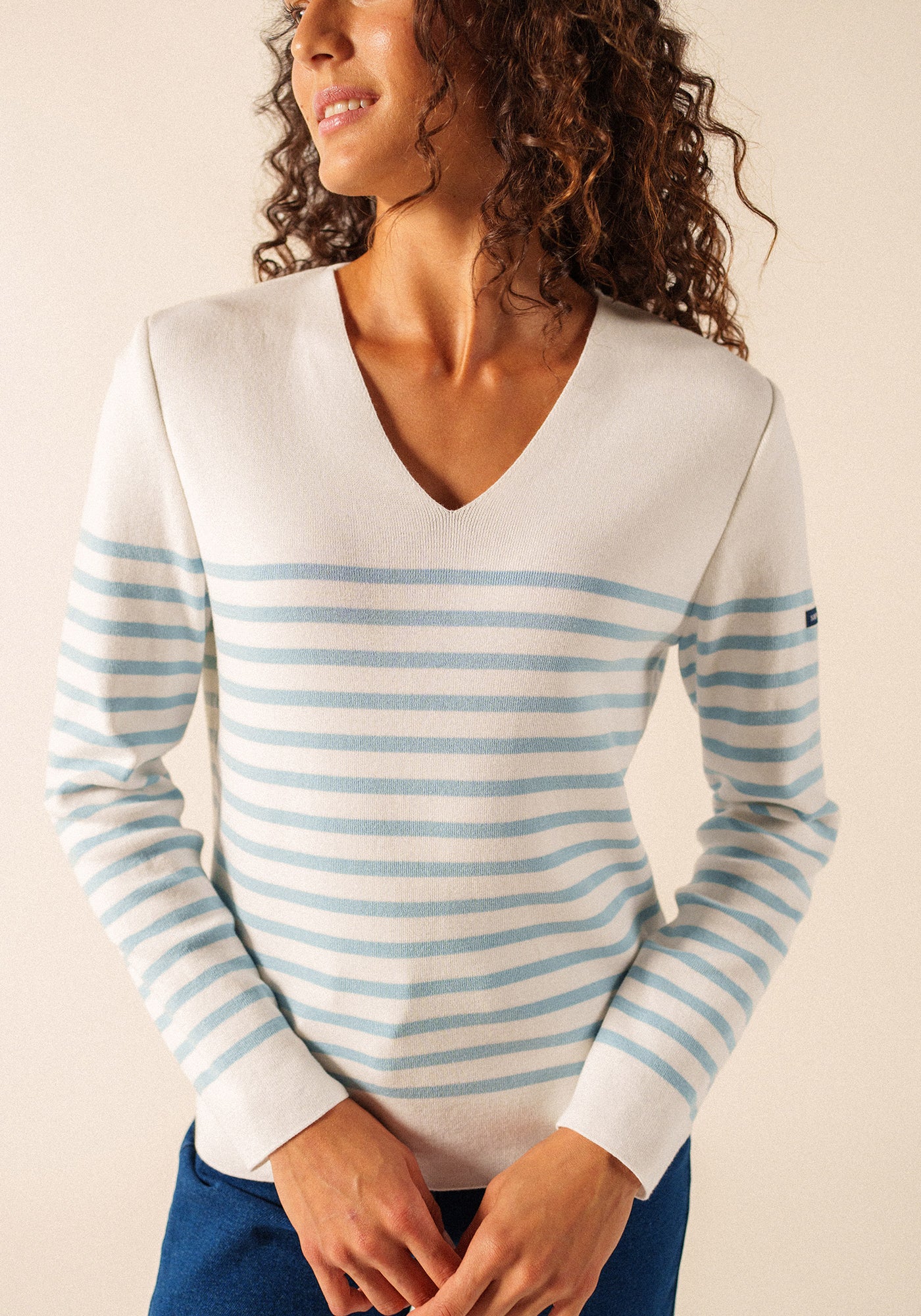 Brehat Cotton V-Neck Sweater (WHITE / SKYLIGHT BLUE)