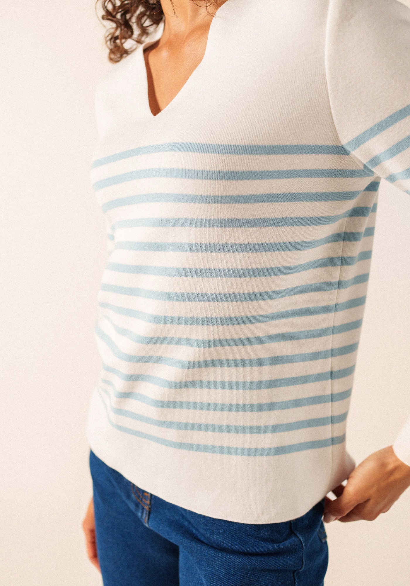 Brehat Cotton V-Neck Sweater (WHITE / SKYLIGHT BLUE)